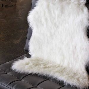Luxe Faux Gordon Off-White Sheepskin 2' x 3' Area Rug